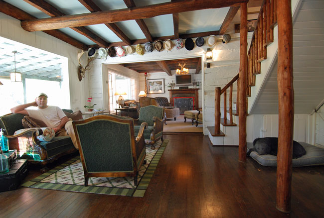Photo of main room of GreyLogs